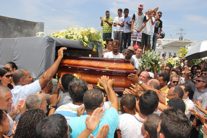 Sob forte comoção popular, corpo de Hamilton Rios é sepultado em Coité