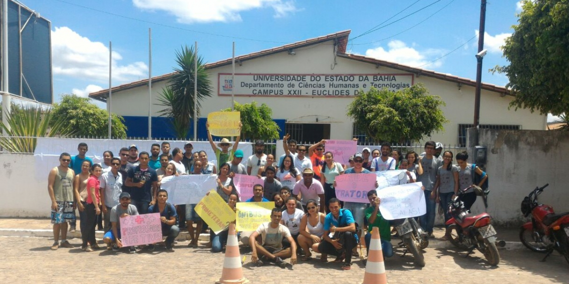 Alunos da UNEB fazem paralisação em Euclides da Cunha e ocupam o departamento