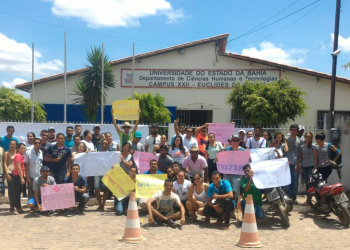 Alunos da UNEB fazem paralisação em Euclides da Cunha e ocupam o departamento