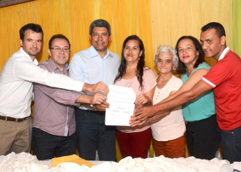 Governo do estado faz entrega de equipamentos e assina ordem de serviço em Valente