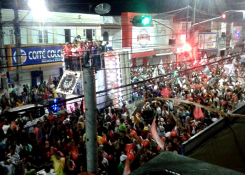 Coité – Depois de participar de comícios na zona rural, Vertinho e Renato saem em passeata pelo centro da cidade