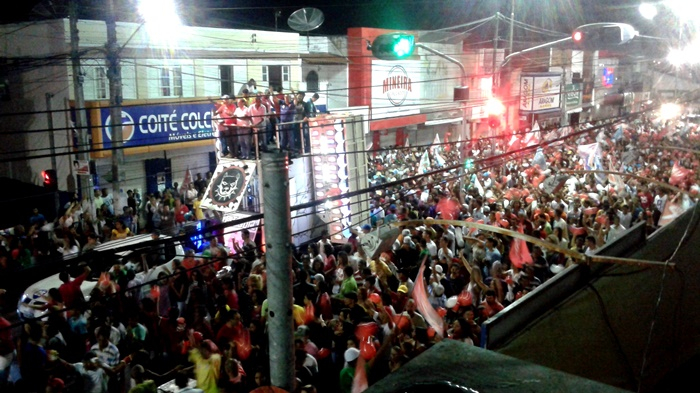 Coité – Depois de participar de comícios na zona rural, Vertinho e Renato saem em passeata pelo centro da cidade