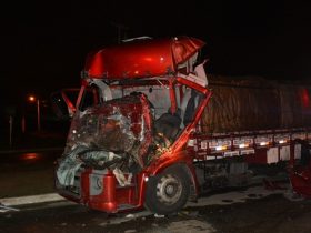 Frente do caminhão ficou destruída após batida