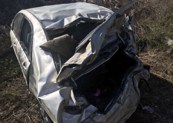 Idosa é arremessada de carro em acidente com 4 pessoas de Queimadas na BA-120, entre Santaluz e Valente