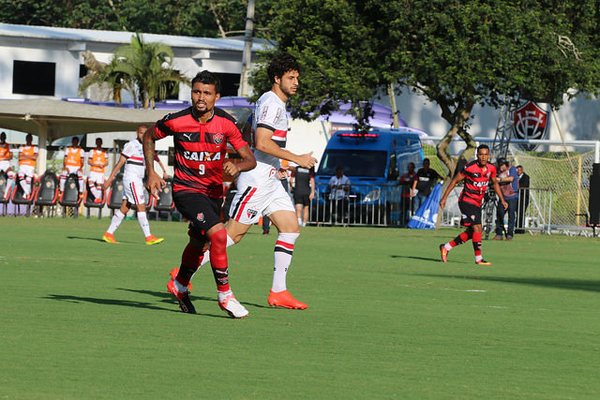 Vitória vence o São Paulo e segue fora da zona de rebaixamento