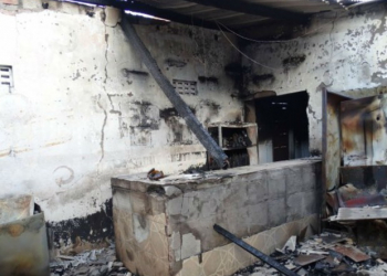 Bar é destruído por incêndio, e mulher diz que a causa foi explosão de celular