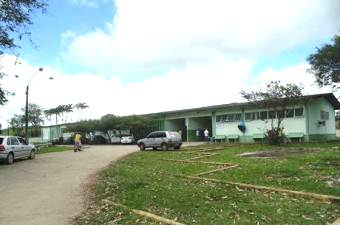 Menino se esconde atrás de carro em brincadeira e morre atropelado