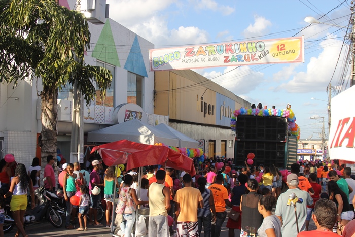Concentração aconteceu em frente da Zaruk Kids