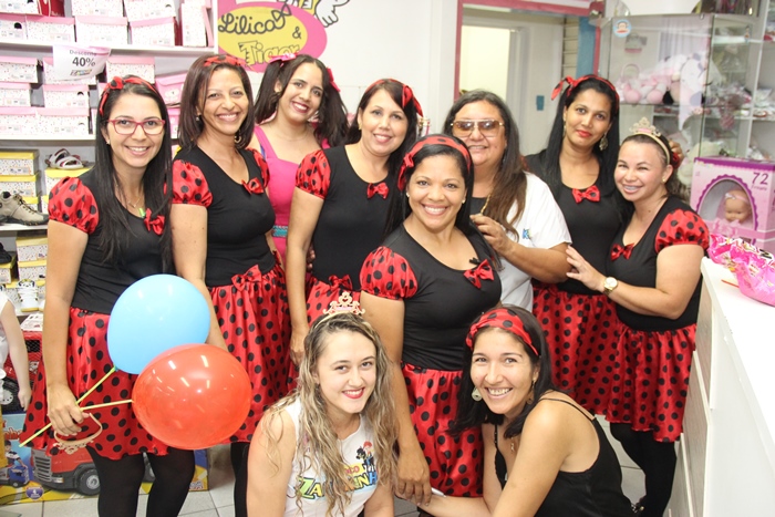 Jane divide a alegria pelo sucesso da festa com as "Zaruketes"