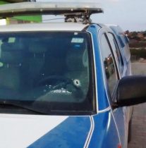 Uma marca de tiro é visível no para-brisa da viatura