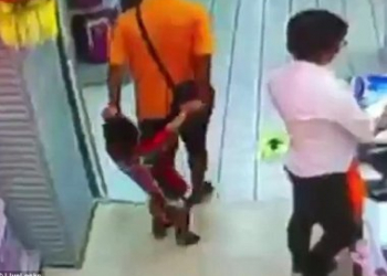 Durante brincadeira, pai cai em cima de filho e criança morre; vídeo mostra acidente