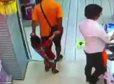 Durante brincadeira, pai cai em cima de filho e criança morre; vídeo mostra acidente