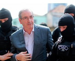 O capuz é para não chamar atenção da imprensa