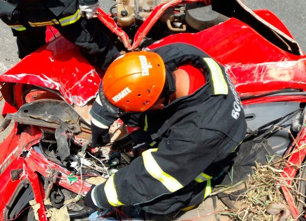 Carreta capota e motorista morre após ficar preso às ferragens