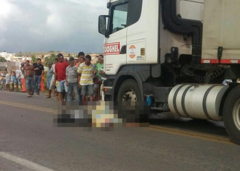Motociclista morre ao ser atingido por carreta na BR 116