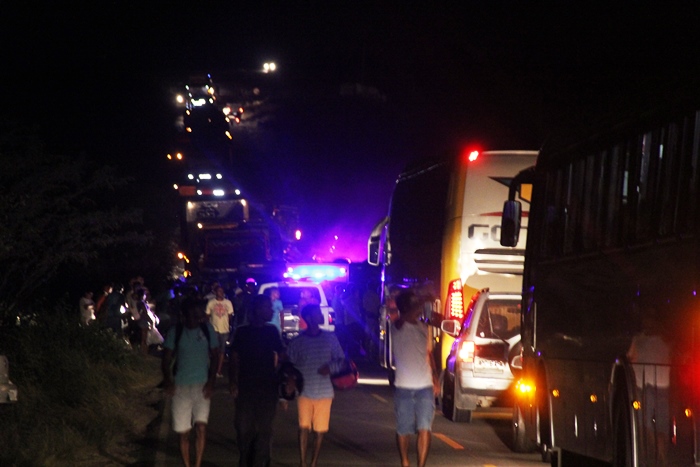 Transito ficou interrompido na BA 409 depois que duas pessoas morreram em colisão de motos | Foto: Raimundo Mascarenhas