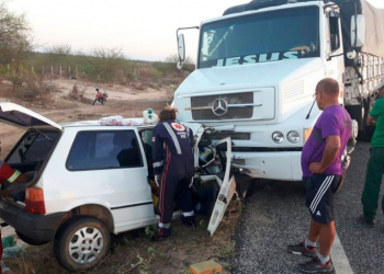 Batida entre carro e caminhão mata idoso de 83 anos e bisneto de 8 meses