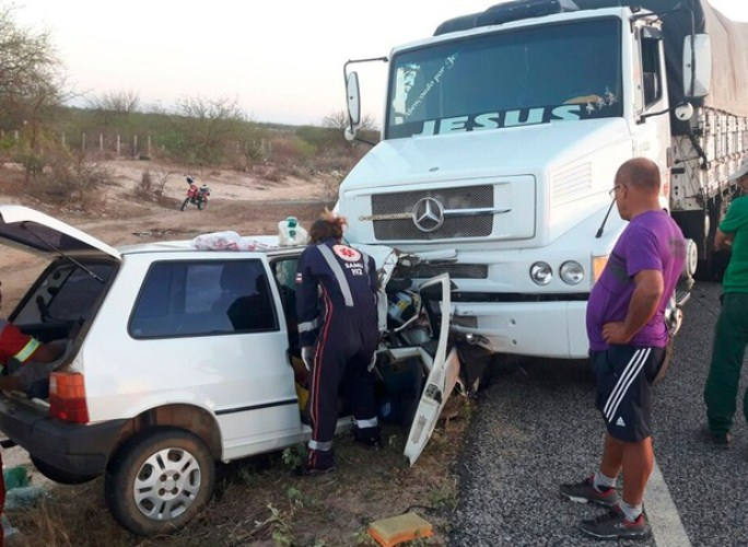 Batida entre carro e caminhão mata idoso de 83 anos e bisneto de 8 meses