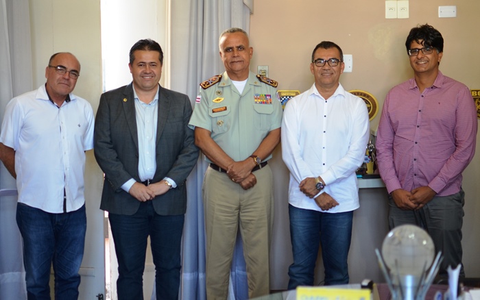 Valdemí de Assis, chefe da Gabinete de Alex da Piatã, Alex da Piatã, coronel Anselmo Brandão, prefeito Francisco de Assis e vereador Danilo Ramos | Foto: Teones Araújo