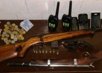 Coité – Operação policial prende três jovens e apreende duas menores flagrados com armas e drogas