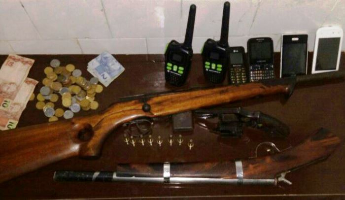 Coité – Operação policial prende três jovens e apreende duas menores flagrados com armas e drogas