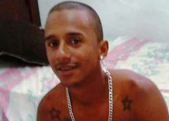 Pai e filho de dois anos são mortos a tiros dentro de bar