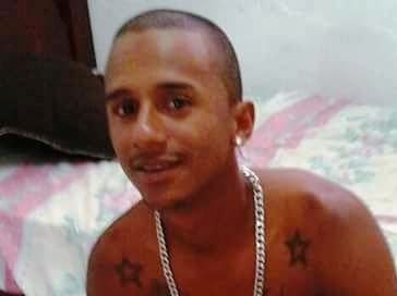 Pai e filho de dois anos são mortos a tiros dentro de bar