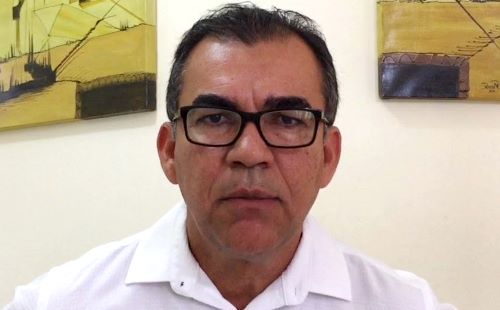 Coité: prefeito Assis suspende festa e pede investigação de crime de comerciante