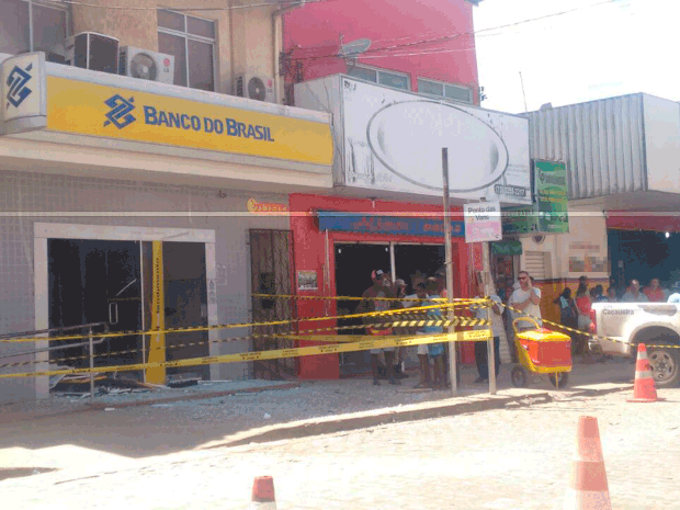 Agência bancária fica destruída após explosão em Camamu, na Bahia