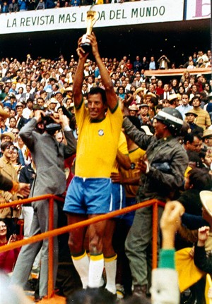 Uma das imagens mais exibida na história do futebol mundial Carlos Alberto Torres erguendo a Taça em 1970 