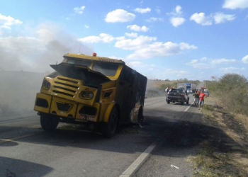 Quadrilha explode carro forte na BR 116 próximo ao Bar Coité