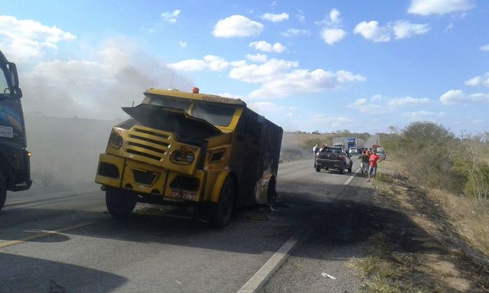 Quadrilha explode carro forte na BR 116 próximo ao Bar Coité