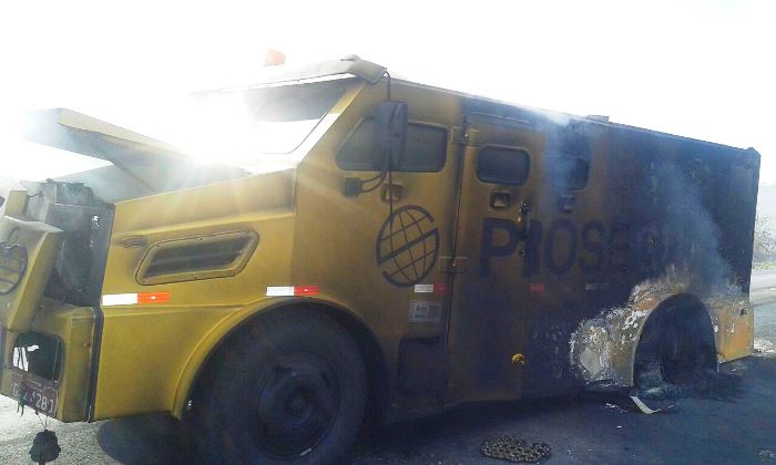 carro-forte-explodido-em-tucano-2