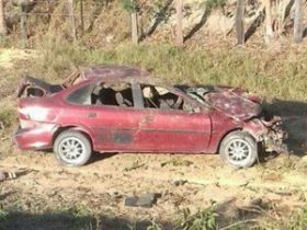 Carro em que vítimas estavam atropelou vaca e capotou