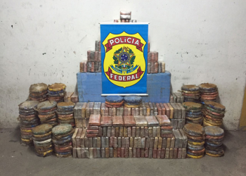 PF apreende mais de 800 kg de cocaína escondida em caminhão e caixa d’água