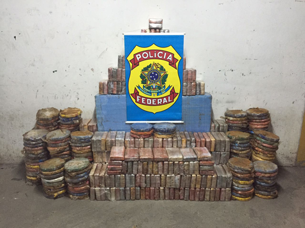 PF apreende mais de 800 kg de cocaína escondida em caminhão e caixa d’água