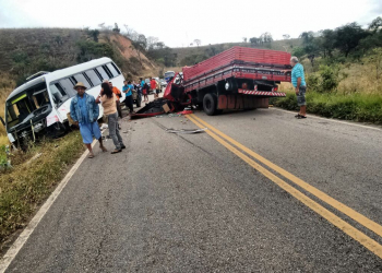 Várias pessoas ficam feridas em colisão envolvendo micro-ônibus e caminhão