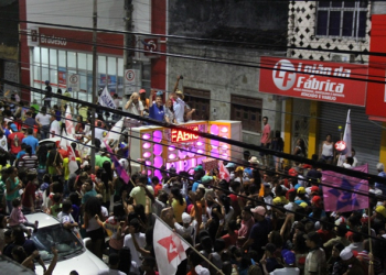 Multidão canta e dança ao som da ‘marreta do 13 e ‘o campeão voltou’ em comemoração da vitória de Assis