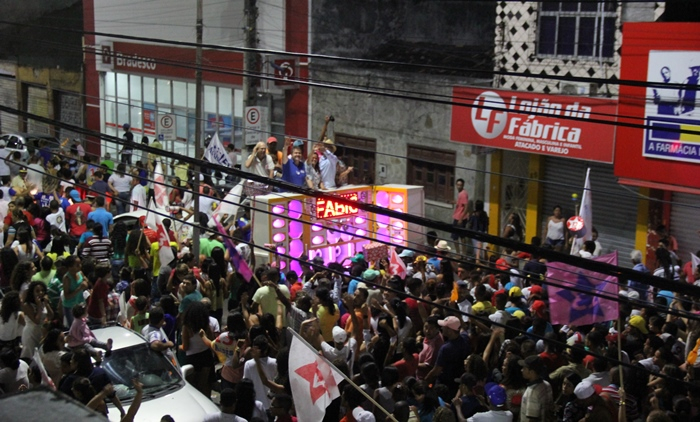 Multidão canta e dança ao som da ‘marreta do 13 e ‘o campeão voltou’ em comemoração da vitória de Assis