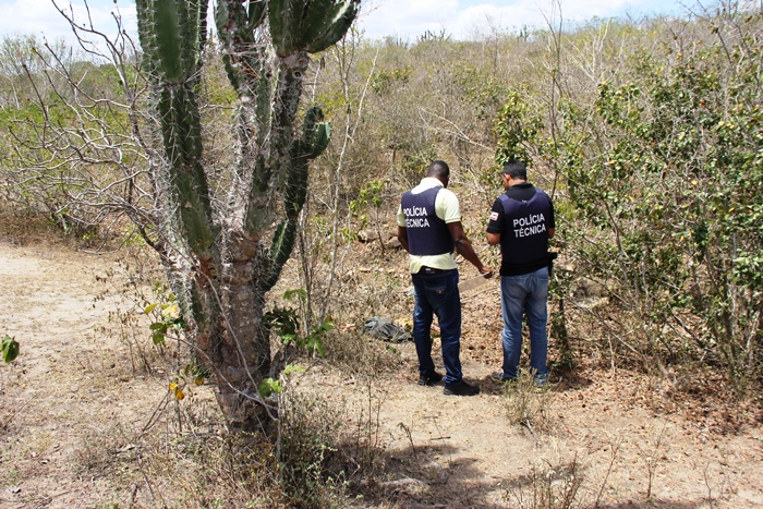 Peritos de Serrinha acreditam que ocorreu execução, pois no corpo tem quatro perfurações possivelmente causado por arma de fogo | Foto: Raimundo Mascarenhas