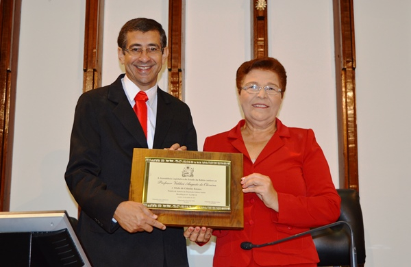 Indicado por Fátima Nunes, Professor Valdeci recebe na Alba o título de cidadão baiano