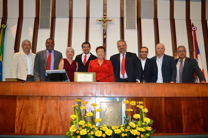fatima-nunes-entrega-titulo-a-professor-valdeci-3