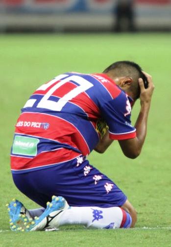 FORTALEZA, CE, BRASIL, 17-10-2015: Fortaleza x Brasil de Pelotas na Arena Castelão - Campeonato Brasileiro Série C 2015. (Foto: Evilázio Bezerra /O POVO)