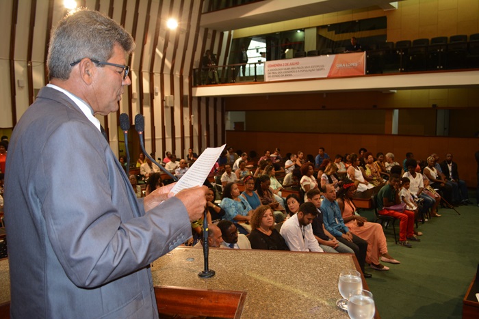 Deputado Gika Lopes entrega Comenda 2 de Julho a socióloga Vilma Reis