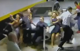 Mulher atropela e mata 2 em templo; veja vídeo