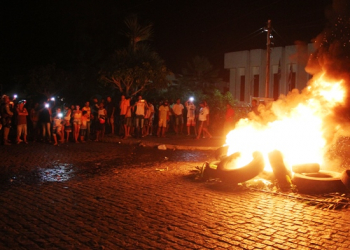 Inconformados com derrota, eleitores vão ao Fórum de Coité reclamar de ‘supostas’ irregularidades em urnas eletrônicas