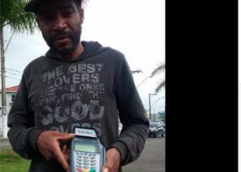 SP – Morador de rua usa máquina de cartão para pedir esmolas