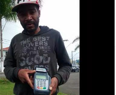 SP – Morador de rua usa máquina de cartão para pedir esmolas