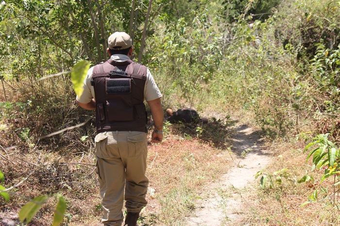 Jovem é executado com vários tiros em local supostamente usado para uso de droga; diz Polícia