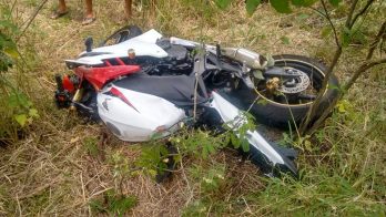 Motocicleta e o carros ficaram fora da pista após a colisão